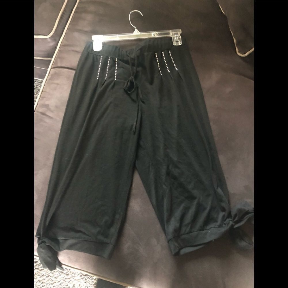 Cute pants. Fall right below the knee. - Picture 7 of 7